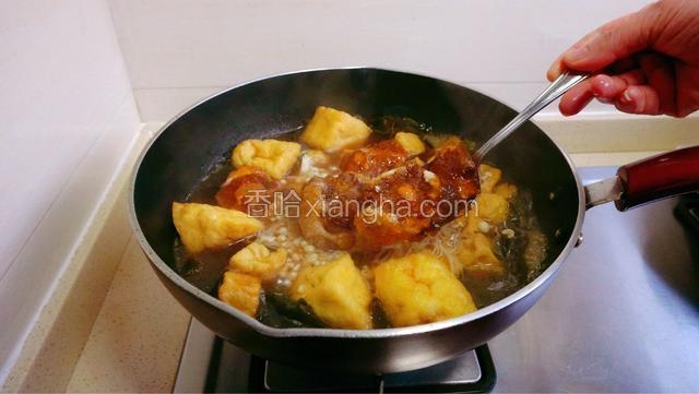 再加入牛尾，煮约五分钟