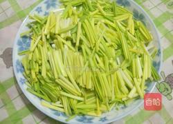韭黄炒肉丝的做法图解1
