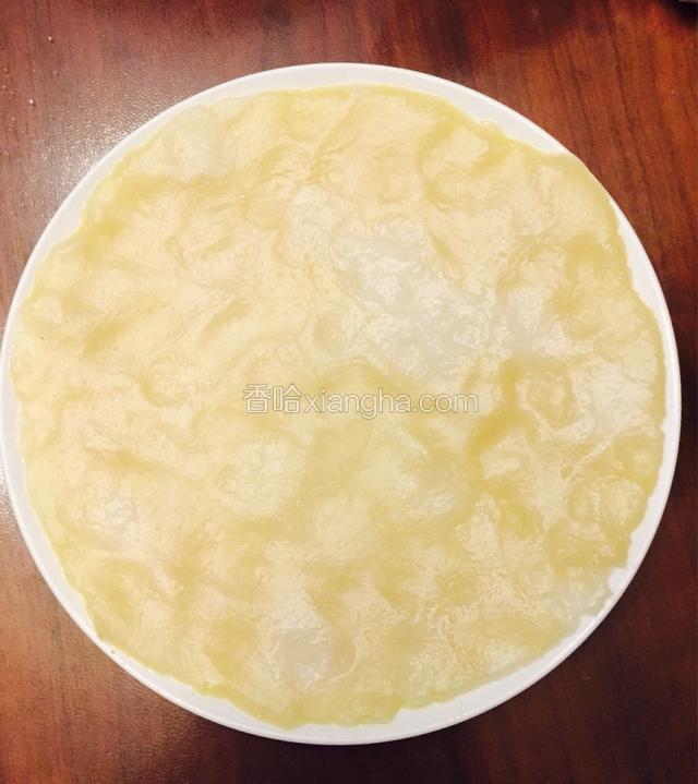 糯米粉加水，揉成不粘手的面团。
取一平盘，表面抹油，面团平铺于上，大火蒸20分钟。