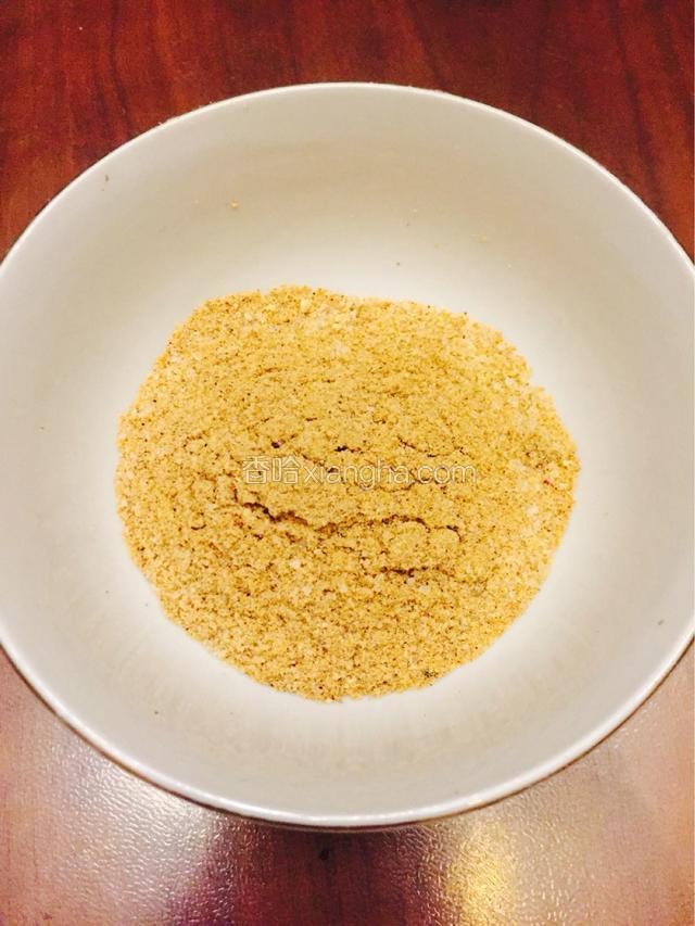 黄豆粉入炒锅，小火炒熟至浅褐色。