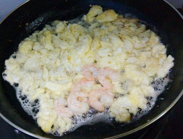 油锅煎鸡蛋，虾仁。