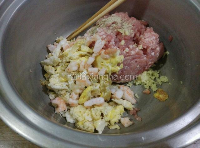 肉馅放盆里，放鸡蛋虾仁，姜末，胡椒粉。