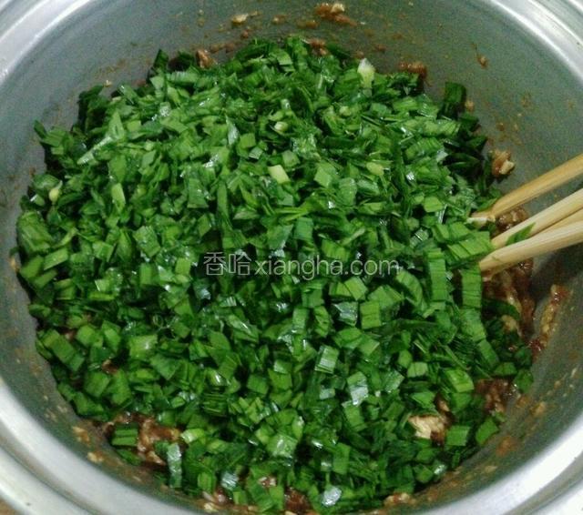 韭菜洗净控水，切碎放入。