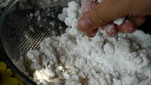 用手将它们搓散