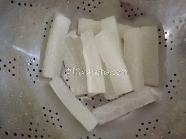 捞起过冷水，沥干水分