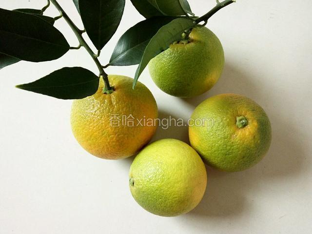 摘橙子4个（这个橙子是早熟品种九月红橙子，成熟后皮还是黄中带青），还有2个一起榨汁做别的美食了