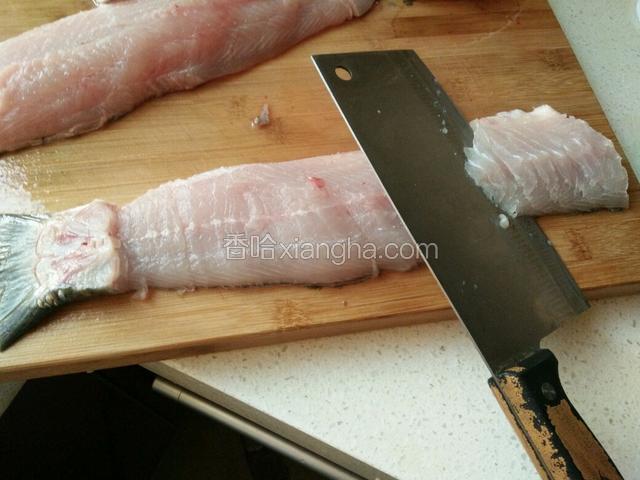 取一片鱼肉，用斜刀45度将鱼肉切成薄片，然后把鱼转个方向，再用直刀将鱼肉切成颗粒状，把切好的鱼肉冷水冲一下，沥干水备用。