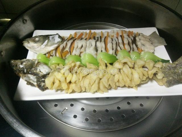 把炸好的菊花鱼放在蒸鱼的旁边，两鱼之间可用青菜或西兰花隔开。