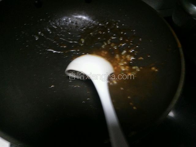 锅中起油，倒入番茄酱，白糖，适量的鸡汤或者清水，白醋，水淀粉，炒至粘稠再放入胡萝卜丁和黄瓜丁，加鸡精调味，把番茄汁淋在菊花鱼的部分。
