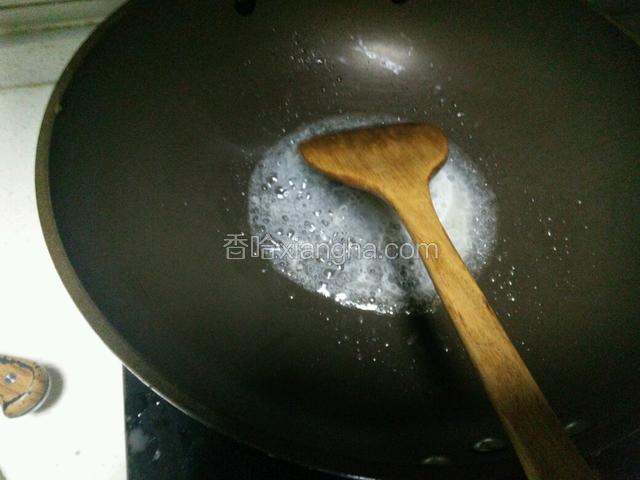 锅洗干净，倒入清鸡汤或者清水，加少量的鸡精和盐，倒入水淀粉熬至浓稠，把芡汁淋在蒸鱼的部分。