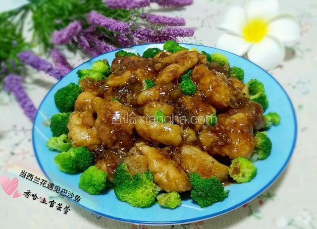 炒好的巴沙鱼块放入盘中，即可享用。