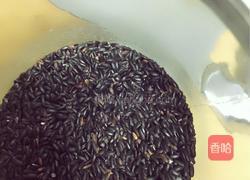 黑米粥的做法图解1