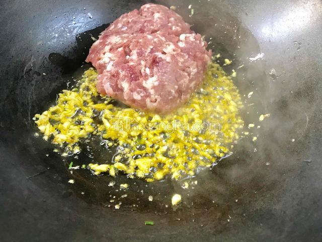 接着放入肉末