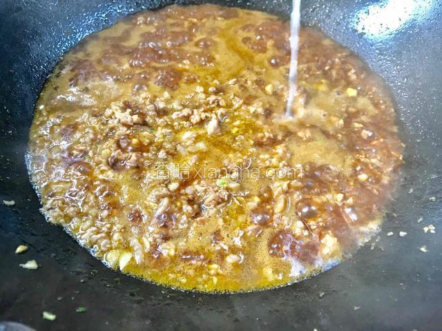 煮沸后淋入淀粉水勾芡