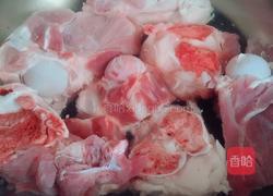 东北大骨头炖酸菜的做法图解1