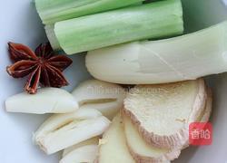 东北大骨头炖酸菜的做法图解2