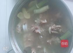 东北大骨头炖酸菜的做法图解4