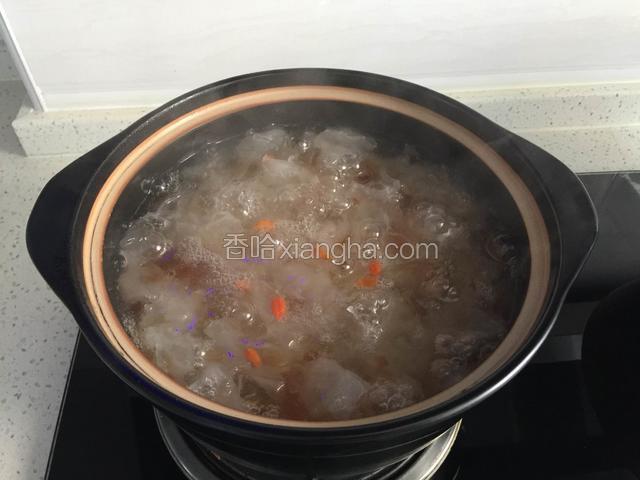 加入枸杞，冰糖继续炖煮20分钟。