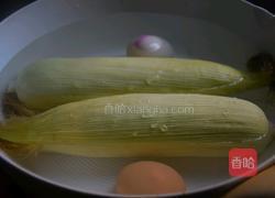 水煮玉米的做法图解1