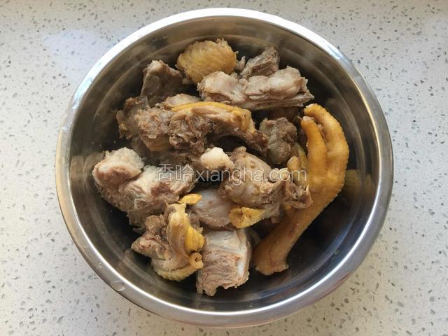 猪脊骨和鸡肉冷水下锅，水开后关火捞出，控干水份。