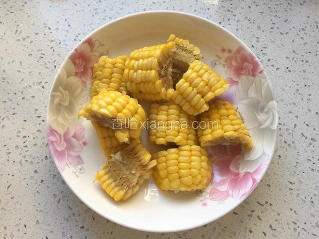 粘玉米切块。