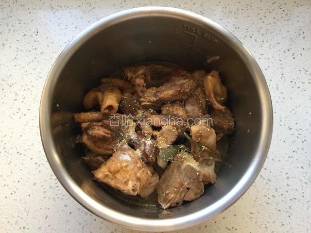 倒入高压锅内胆里，放入盐，鸡精。
