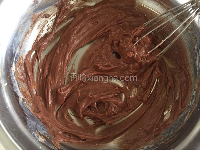 用打蛋器打至没有干粉时倒入可可粉和奶油继续搅拌均匀