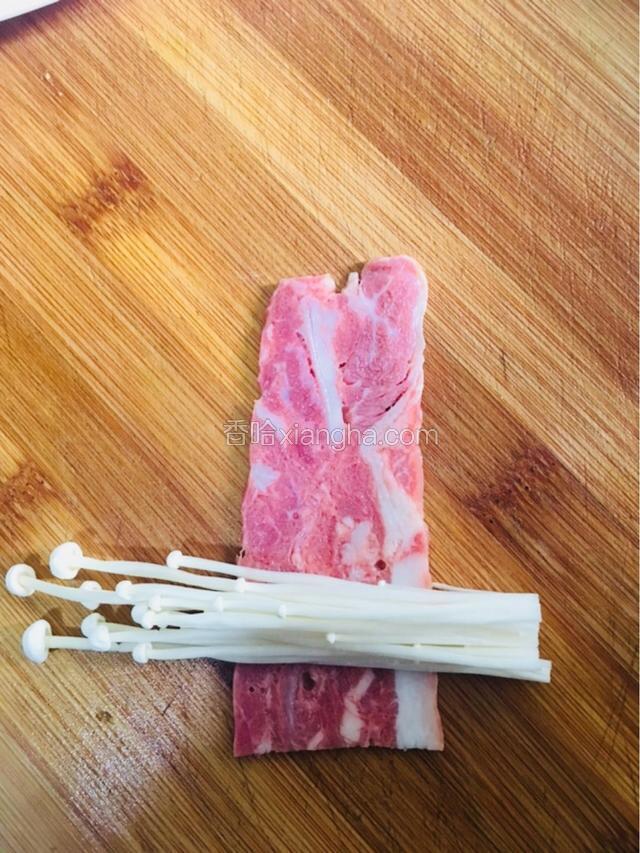 取适量金针菇放在切好的培根底部