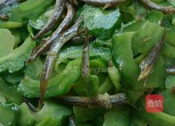 鱼仔炒凉瓜的做法图解8