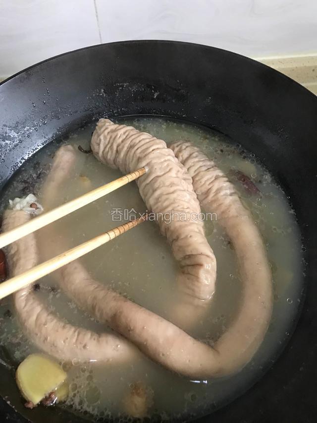 肥肠用筷子扎一下 容易扎透就证明已经煮熟了