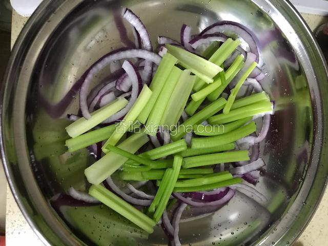 圆葱芹菜放入锅中