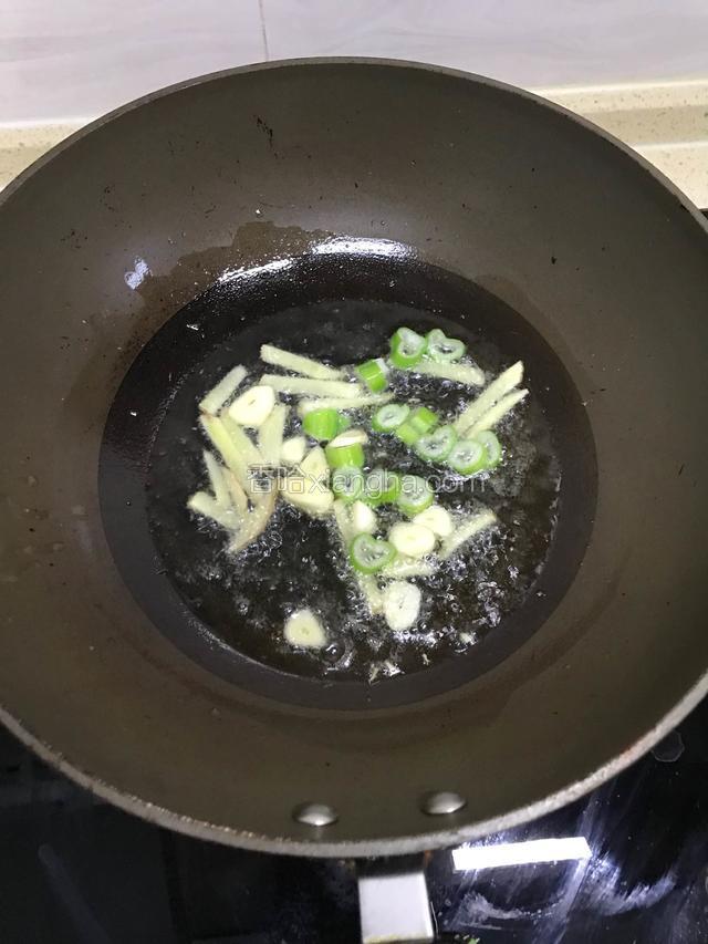 加入蒜葱翻炒