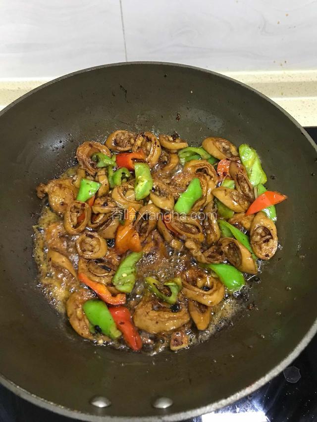 加入青红辣椒翻炒一分钟 关火