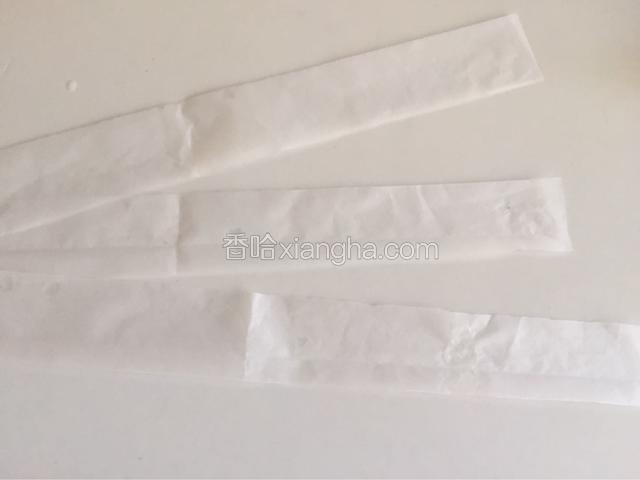 把油纸剪成三个长方形的纸条