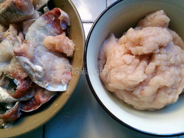 把白鲢鱼内脏，鱼鳞全部处理干净，在把鱼肉用刀片下来，用刀背拍打撒，在用刀刮去鱼肉，在用刀剁成鱼肉泥备用，鱼骨头剁成块加料酒，盐拌均匀在腌制10分钟左右，