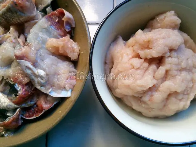 把白鲢鱼内脏，鱼鳞全部处理干净，在把鱼肉用刀片下来，用刀背拍打撒，在用刀刮去鱼肉，在用刀剁成鱼肉泥备用，鱼骨头剁成块加料酒，盐拌均匀在腌制10分钟左右，