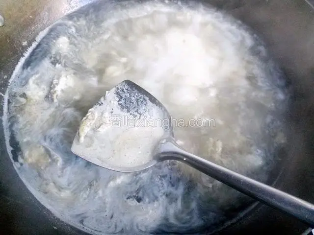 在一次性加足开水大火煮开后，打去浮沫，在转中火熬制50分钟左右