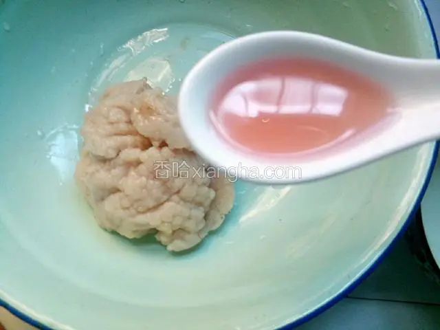 把剁好的鱼肉泥加料酒一小勺