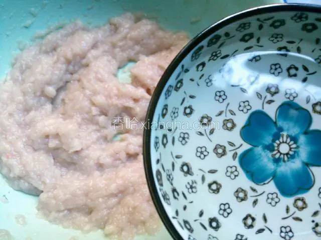用手朝一个方向搅拌均匀，如果鱼肉泥有点干，可以加两小勺水，【下一个步骤放玉米淀粉好融合一些】要用手使劲搅拌，