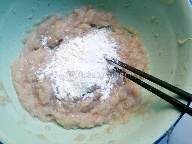 在放玉米淀粉搅拌均匀