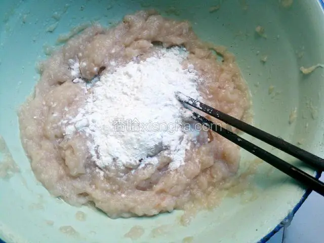 在放玉米淀粉搅拌均匀