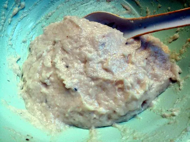 鱼肉泥做好了，可以放冰箱冷藏10分钟左右，做鱼丸的时候容易成形
