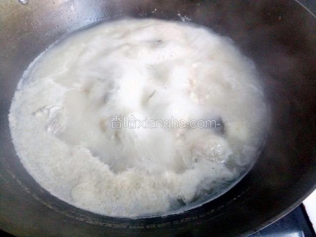 这个时候鱼骨汤熬制好了，