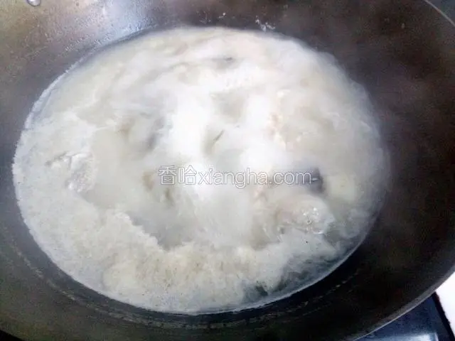 这个时候鱼骨汤熬制好了，