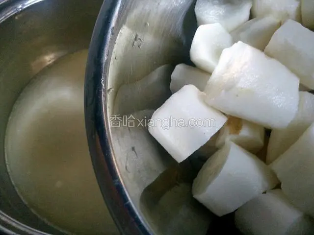 把过滤好的鱼骨汤倒入铝锅或砂锅，煮开，在倒入山药开中火煮制