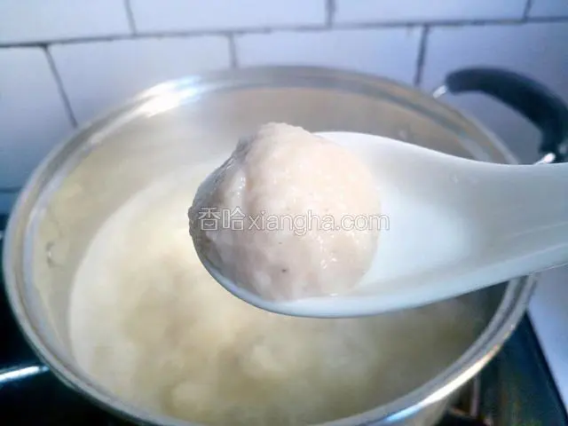 这个时候可以把冷藏冰箱的鱼肉泥拿出，在用手挤出鱼丸，放锅里煮制