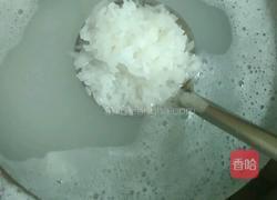 潮汕砂锅粥(皮蛋咸蛋瘦肉粥)的做法图解3