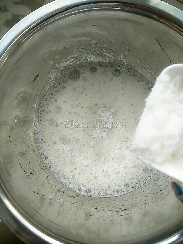 把蛋白，用电动打蛋器，打发鱼眼状加入一半的白糖