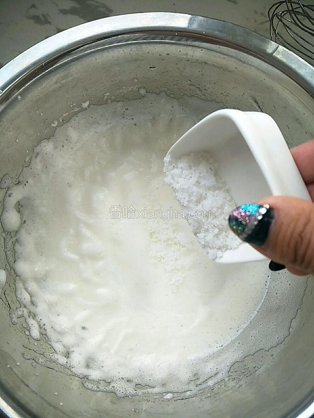 再倒入另一半白糖
