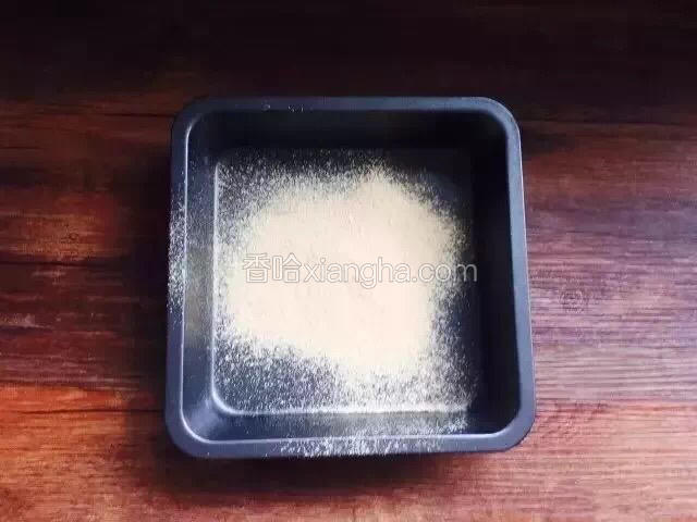 把黄豆粉放入锅中小火炒熟，至黄褐色有香味(也可直接买熟的黄豆粉)，过筛备用。